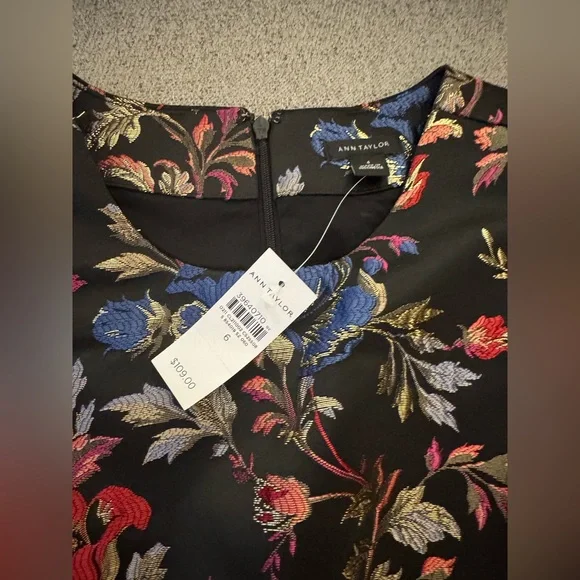 Ann Taylor - Floral Jacquard Crew Neck Top in Iconic Red - Size 6 NWT - Picture 7 of 8